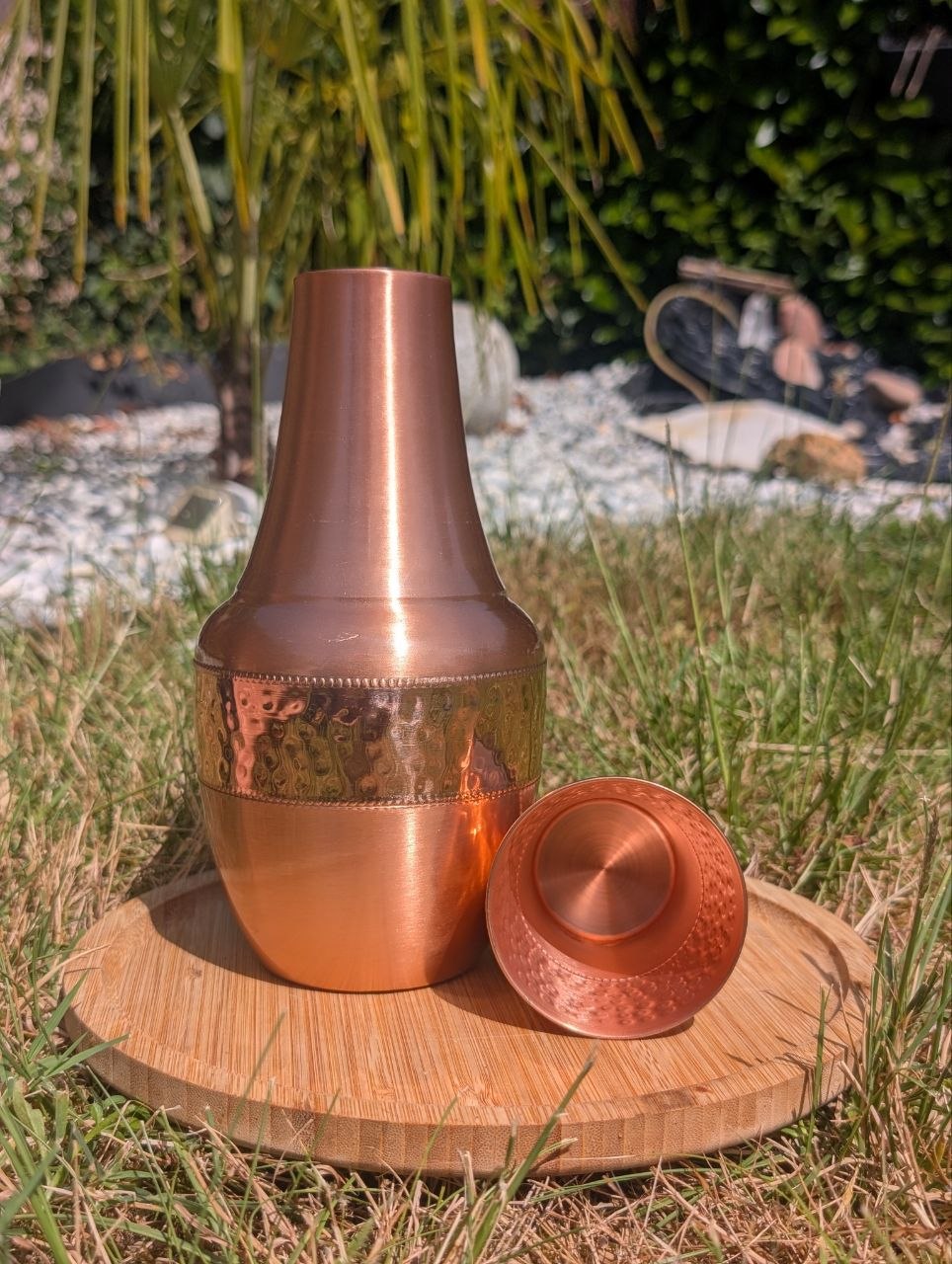 Carafe en cuivre et son gobelet pour eau vivante