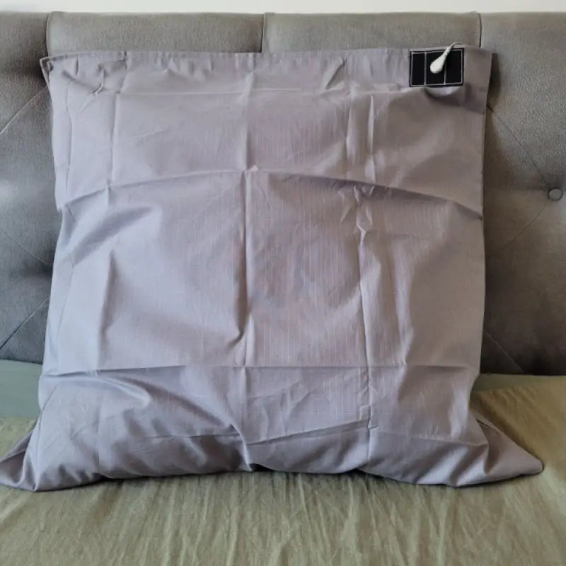 La taie d’oreiller coton de mise à la terre gris 60cmx60cm par inalterra.fr