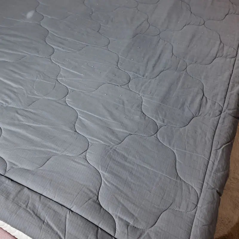 Le surmatelas de mise à la terre 180x215 tendre gris par inalterra.fr