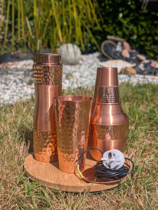 gourde, carafe, verre cuivre connectés à la terre