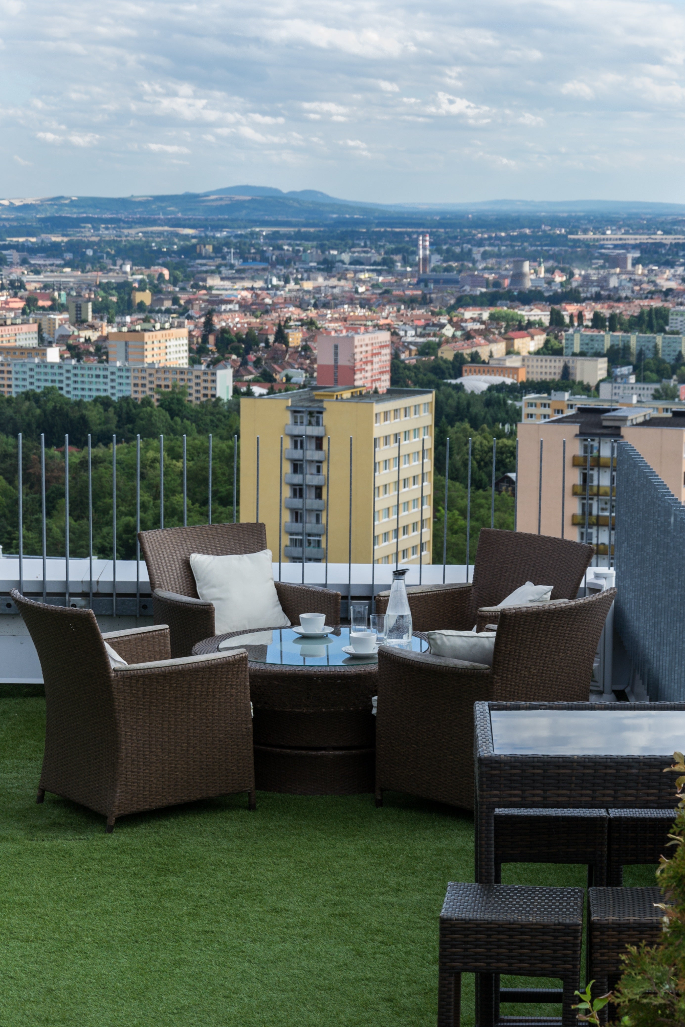 Peut-on faire de la mise à la terre en appartement ? Le guide complet pour reconnecter votre corps sans avoir de jardin