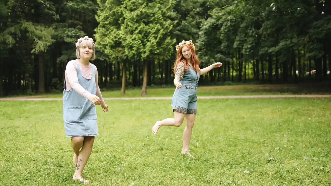 Pieds nus dans le jardin cet été : ce que 20 minutes par jour de contact avec la terre changent vraiment dans votre corps