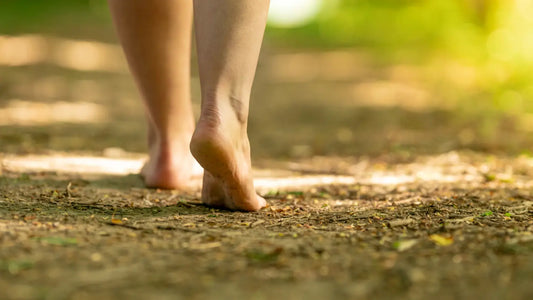 Marcher pieds nus l'été : les 7 endroits idéaux pour pratiquer le grounding en vacances (et les 3 à éviter absolument)