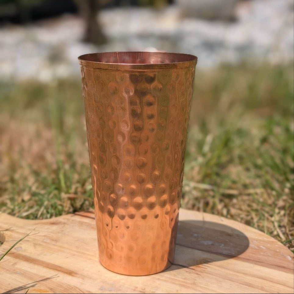 Grand verre en cuivre pur 70 cl pour boire son eau au quotidien. Fidèle à la tradition ayurvédique, durable et sans plastique. Sélectionné par Inalterra.