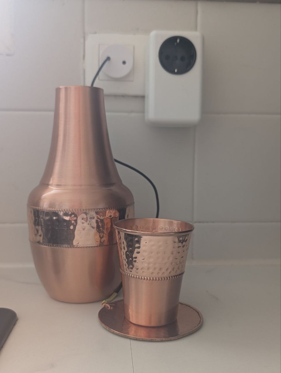 carafe cuivre connectée à la terre