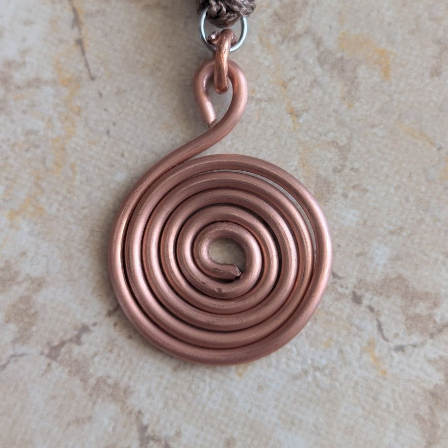 pendentif cuivre artisanal spirale geometrie sacree